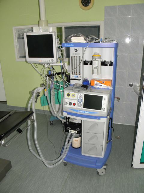 Aparat do znieczulania z kardiomonitorem i modułem anestezjologicznym