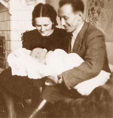Stara fotografia Zbyszka i Zofii Sobieszczańskich z noworodkiem