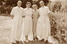 stare zdjęcie czterech osób w białych kitlach