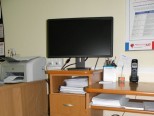 biurko z monitorami