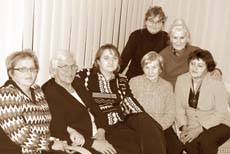 Stare zdjęcie siedmiu kobiet w sile wieku
